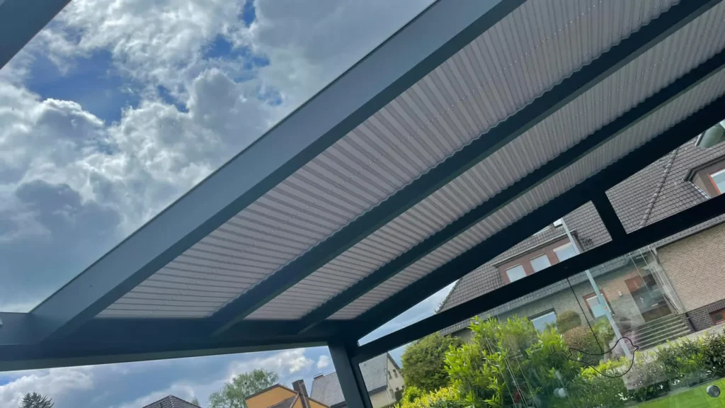 Beschattungen für Ihre Aluminium-Überdachung: Plissees und Sonnenschutz